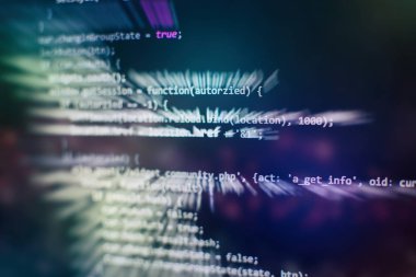 Programlama ve kodlama teknolojileri geliştiriyoruz. Ofiste web siteleri kodları üzerinde çalışan geliştirici.