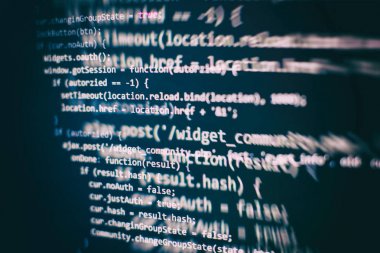 Programlama ve kodlama teknolojileri geliştiriyoruz. Ofiste web siteleri kodları üzerinde çalışan geliştirici.