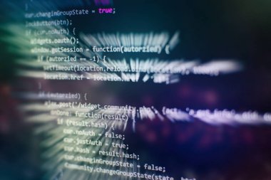 Programlama ve kodlama teknolojileri geliştiriyoruz. Ofiste web siteleri kodları üzerinde çalışan geliştirici.