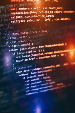 Programlama ve kodlama teknolojileri geliştiriyoruz. Ofiste web siteleri kodları üzerinde çalışan geliştirici.