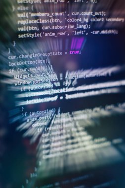 Programlama ve kodlama teknolojileri geliştiriyoruz. Ofiste web siteleri kodları üzerinde çalışan geliştirici.