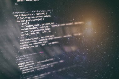 Programlama ve kodlama teknolojileri geliştiriyoruz. Ofiste web siteleri kodları üzerinde çalışan geliştirici.