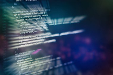 Programlama ve kodlama teknolojileri geliştiriyoruz. Ofiste web siteleri kodları üzerinde çalışan geliştirici.