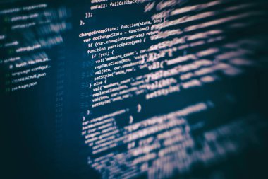 Programlama ve kodlama teknolojileri geliştiriyoruz. Ofiste web siteleri kodları üzerinde çalışan geliştirici.