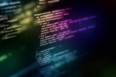 Programlama ve kodlama teknolojileri geliştiriyoruz. Ofiste web siteleri kodları üzerinde çalışan geliştirici.