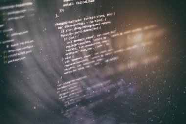 Programlama ve kodlama teknolojileri geliştiriyoruz. Ofiste web siteleri kodları üzerinde çalışan geliştirici.