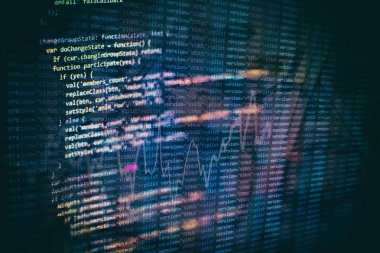 Programlama ve kodlama teknolojileri geliştiriyoruz. Ofiste web siteleri kodları üzerinde çalışan geliştirici.