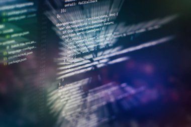 Programlama ve kodlama teknolojileri geliştiriyoruz. Ofiste web siteleri kodları üzerinde çalışan geliştirici.