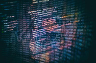 Programlama ve kodlama teknolojileri geliştiriyoruz. Ofiste web siteleri kodları üzerinde çalışan geliştirici.