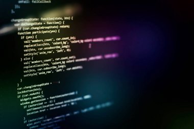 Programlama ve kodlama teknolojileri geliştiriyoruz. Ofiste web siteleri kodları üzerinde çalışan geliştirici.