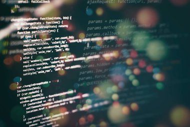 Programlama ve kodlama teknolojileri geliştiriyoruz. Ofiste web siteleri kodları üzerinde çalışan geliştirici.