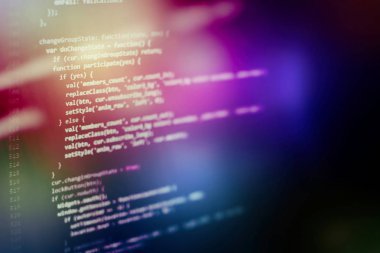 Programlama ve kodlama teknolojileri geliştiriyoruz. Ofiste web siteleri kodları üzerinde çalışan geliştirici.