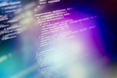 Programlama ve kodlama teknolojileri geliştiriyoruz. Ofiste web siteleri kodları üzerinde çalışan geliştirici.