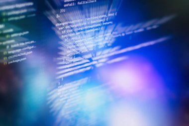 Programlama ve kodlama teknolojileri geliştiriyoruz. Ofiste web siteleri kodları üzerinde çalışan geliştirici.