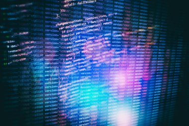 Programlama ve kodlama teknolojileri geliştiriyoruz. Ofiste web siteleri kodları üzerinde çalışan geliştirici.