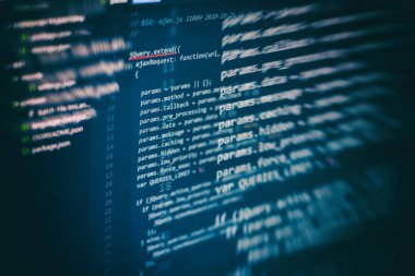 Programlama ve kodlama teknolojileri geliştiriyoruz. Ofiste web siteleri kodları üzerinde çalışan geliştirici.