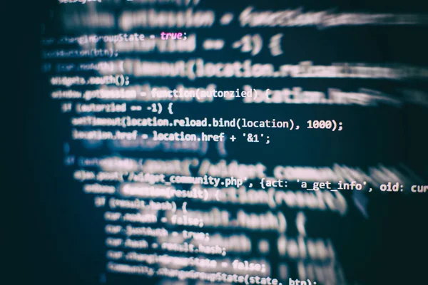 Programlama ve kodlama teknolojileri geliştiriyoruz. Ofiste web siteleri kodları üzerinde çalışan geliştirici.