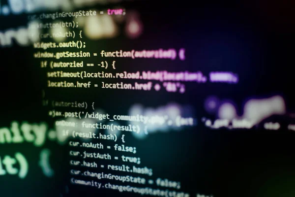 Крупный план развития технологий программирования и кодирования. Разработчик работает над кодами веб-сайтов в офисе. — стоковое фото