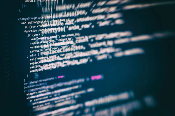 Programlama ve kodlama teknolojileri geliştiriyoruz. Ofiste web siteleri kodları üzerinde çalışan geliştirici.