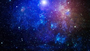 Derin uzaya bakan yeni büyük bir panoramik. Yıldızlarla dolu karanlık gece göğü. Uzayda bir nebula. Derin uzayın sırları.