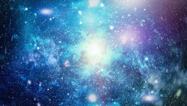 Derin uzaya bakan yeni büyük bir panoramik. Yıldızlarla dolu karanlık gece göğü. Uzayda bir nebula. Derin uzayın sırları.