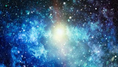 Derin uzaya bakan yeni büyük bir panoramik. Yıldızlarla dolu karanlık gece göğü. Uzayda bir nebula. Derin uzayın sırları.