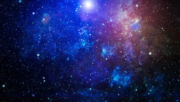 Derin uzaya bakan yeni büyük bir panoramik. Yıldızlarla dolu karanlık gece göğü. Uzayda bir nebula. Derin uzayın sırları.