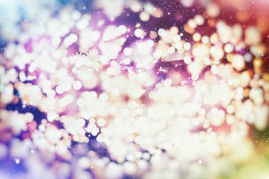 Noel ışığı arka planı. Parlak tatil arkaplanı. Yanıp sönen Yıldızlarla Odaklanmış Arkaplan. Bulanık Bokeh.