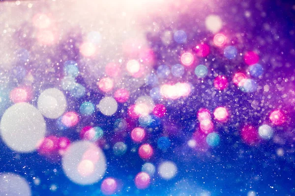 Weihnachten Licht Hintergrund. Feiertagsglühende Kulisse. Defokussierter Hintergrund mit blinkenden Sternen. Verschwommenes Bokeh. — Stockfoto