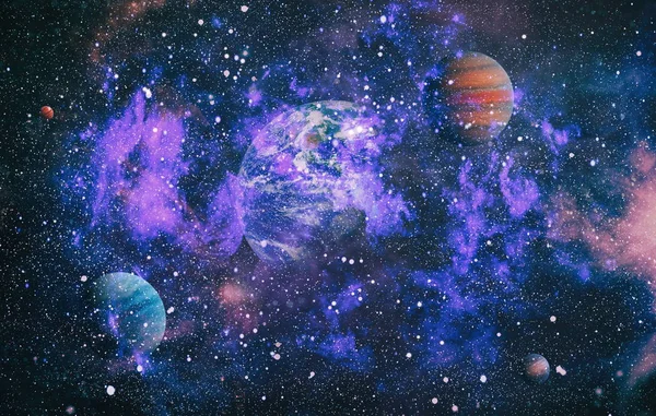 우주에 있는 지구와 은하입니다. 공상 과학 예술. NASA 가 제공 한 이형상의 요소들. — 스톡 사진