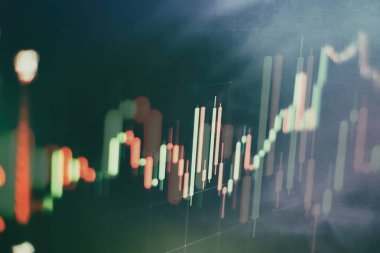 Market Analyze dahil bir monitör de dahil olmak üzere finansal veriler. Çubuk grafikler, diyagramlar, finansal rakamlar. Forex grafiği.