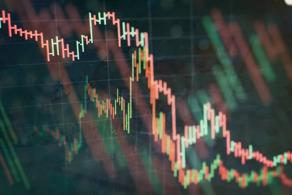 De boekhouding van de analyse van samenvattende winstgrafieken. Het businessplan op de bijeenkomst en het analyseren van financiële cijfers om de prestaties te bekijken — Stockfoto