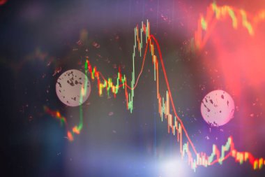 İş grafik arka planı: analiz iş muhasebe bilgi levhalar üzerinde. İşadamı el altın piyasa, Forex piyasası ve ticaret pazarı için yatırım grafikleri analiz üzerinde çalışma.