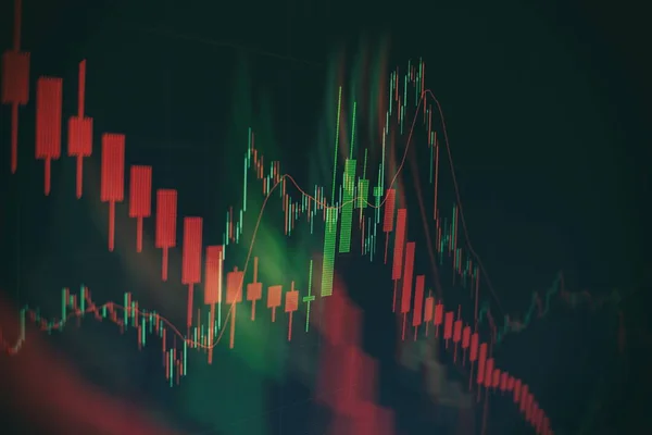 Gráfico e indicador de precio técnico, gráfico de candelabro rojo y verde en la pantalla del tema azul, volatilidad del mercado, tendencia alcista y descendente. Comercio de acciones, criptomoneda fondo. — Foto de Stock