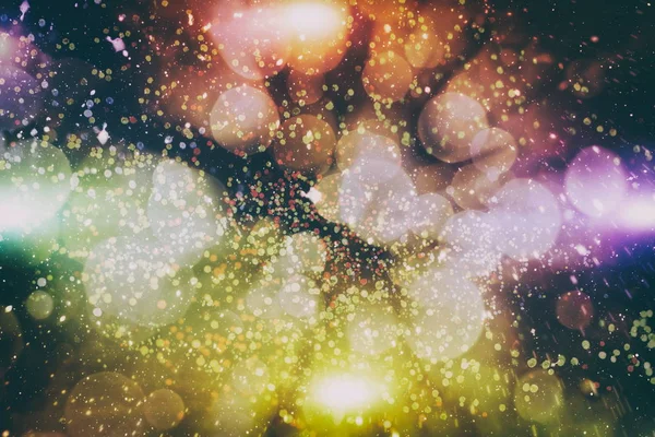 Magische achtergrond met kleur Feestelijke achtergrond met natuurlijke bokeh en heldere gouden lichten. Vintage magische achtergrond — Stockfoto
