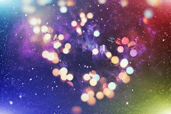 Festlicher Hintergrund mit natürlichem Bokeh und leuchtend goldenen Lichtern. Vintage magischen Hintergrund mit Farbe festlichen Hintergrund mit natürlichen Bokeh und helle goldene Lichter. — Stockfoto