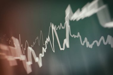 Teknik fiyat grafiği ve göstergesi, mavi ekranda kırmızı ve yeşil şamdan grafiği, piyasa dalgalanması, yükseliş ve düşüş eğilimi. Hisse senedi ticareti, kripto para birimi geçmişi.