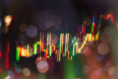 Teknik fiyat grafiği ve göstergesi, mavi ekranda kırmızı ve yeşil şamdan grafiği, piyasa dalgalanması, yükseliş ve düşüş eğilimi. Hisse senedi ticareti, kripto para birimi geçmişi.