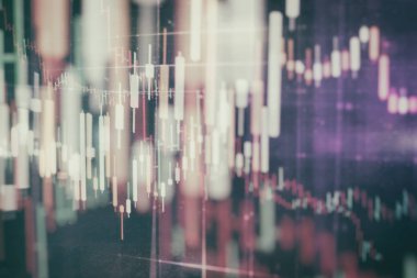 Bilgi tabloları üzerinde iş analizi. İşadamı, Altın Piyasası, Eski Pazar ve Ticaret Piyasası için yatırım grafikleri analizi üzerinde çalışıyor.