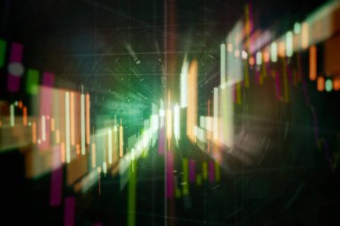 Bilgi tabloları üzerinde iş analizi. İşadamı, Altın Piyasası, Eski Pazar ve Ticaret Piyasası için yatırım grafikleri analizi üzerinde çalışıyor.