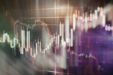 Bilgi tabloları üzerinde iş analizi. İşadamı, Altın Piyasası, Eski Pazar ve Ticaret Piyasası için yatırım grafikleri analizi üzerinde çalışıyor.