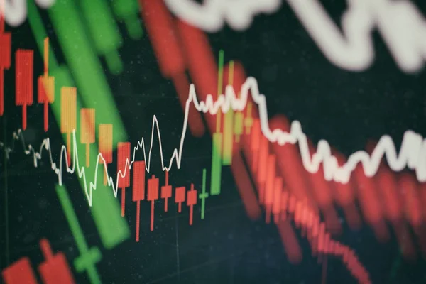 Contabilidad del negocio de análisis en hojas informativas. Empresario mano trabajando en el análisis de gráficos de inversión para el mercado del oro, mercado de divisas y el mercado de comercio. —  Fotos de Stock