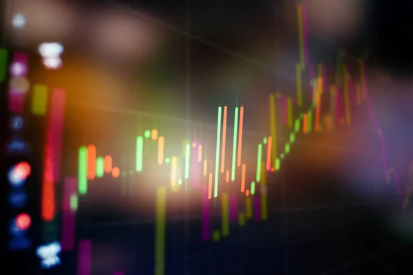 Dados financeiros em um monitor que inclusive de Market Analyze. Gráficos de barras, diagramas, números financeiros. Gráfico Forex . — Fotografia de Stock