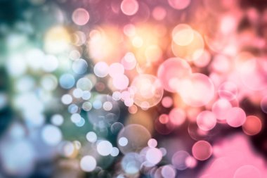 Doğal bokeh ve parlak altın ışıklarla şenlikli arka plan.