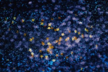 Mor ve sarı soyut arka plan .bokeh bulanık güzel parlak ışıklar Noel