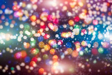 Soyut şenlik arkaplanı. Işıklar sönmüş, arka planda parlayan klasik ışıklar. Noel ve Yeni Yıl ziyafeti arka planında telif alanı.