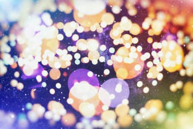 Soyut şenlik arkaplanı. Işıklar sönmüş, arka planda parlayan klasik ışıklar. Noel ve Yeni Yıl ziyafeti arka planında telif alanı.