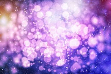 Doğal bokeh ve parlak altın ışıklarla şenlikli arka plan.