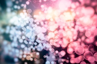 Doğal bokeh ve parlak altın ışıklarla şenlikli arka plan.