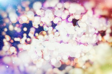 Doğal bokeh ve parlak altın ışıklarla şenlikli arka plan.